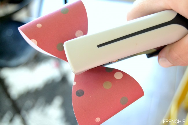 Create an easy and inexpensive neighbor gift using #mymindseye #sleighbells and an #ikea frame on seelindsay.com