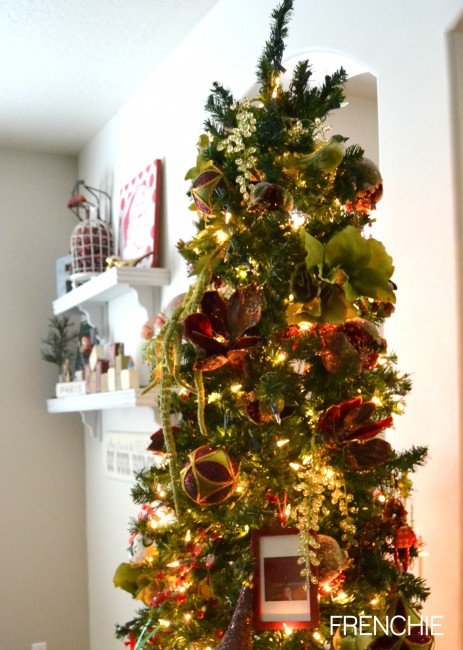 How to decorate your Christmas Tree like a designer on seelindsay.com #christmas