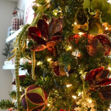 How to decorate your Christmas Tree like a designer on seelindsay.com #christmas
