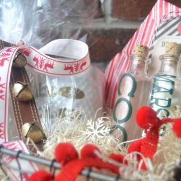 A Christmas Gift Basket personalized with your Cricut Explore on seelindsay.com