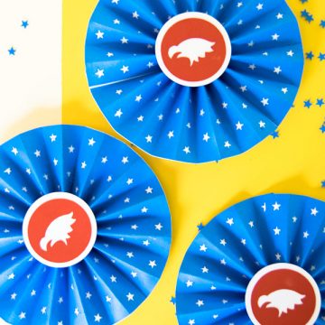 Create this patriotic craft making easy paper rosettes using your Cricut and Xyron Adhesive. The perfect summer patriotic craft. #Cricut #FourthOfJuly #Patriotic #Craft #CricutMade #Xyron