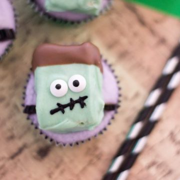 Create this kid-friendly Halloween recipe by making these freaky Frankenstein Cupcakes. Perfect for any Halloween dessert table. #halloween #halloweenfood