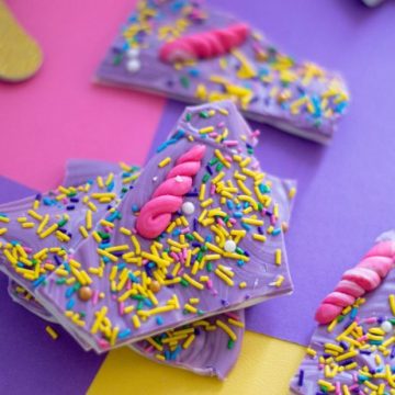 Create the perfect Unicorn Party Food by making this magical unicorn white chocolate bark. #delish #unicornparty #unicornfood