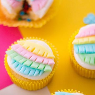 Create the perfect piñata cupcakes for your next southwestern party or Cinco De Mayo. #pinatafood #mexicanparty #cincodemayo