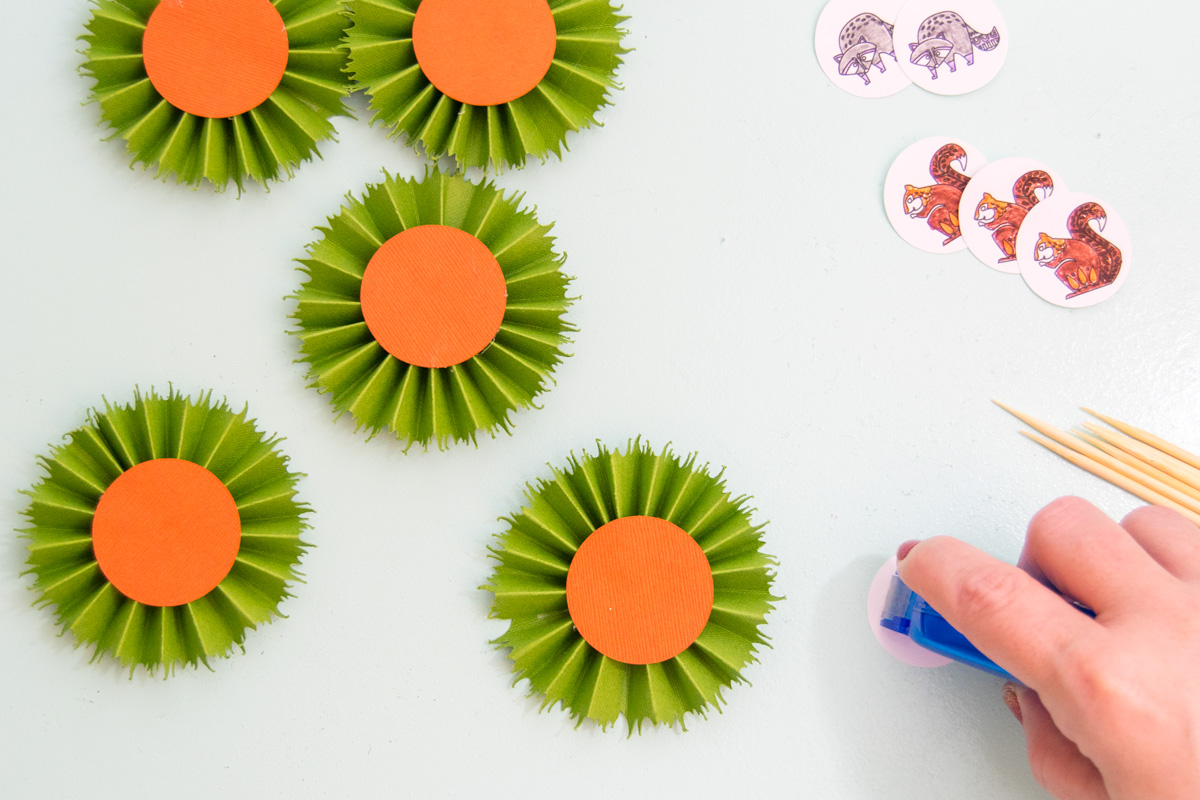 Having a forest themed party anytime soon? Learn how easy it is to create your own woodland animal party decor. #derwent #xyron #cricut #cricutmade