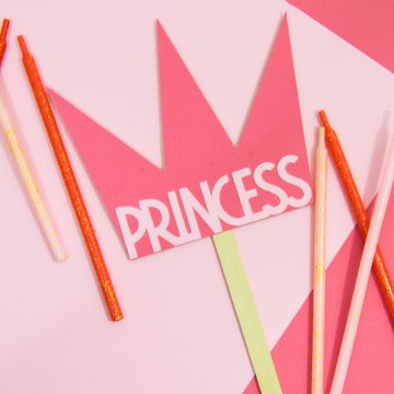 Make your own DIY cake topper by learning how to cut wood with your Cricut. #cricutmaker #cricut #cricutmade