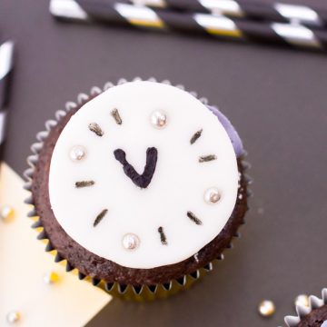 fondant circle made to look like a clock